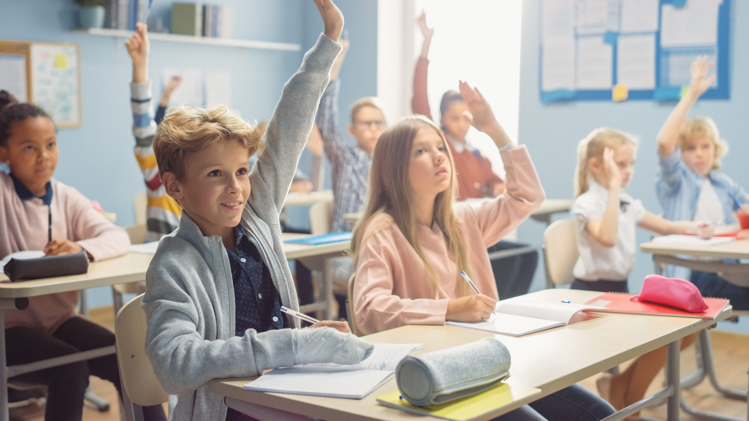 En klasse fra mellomtrinn rekker opp hånden og er ivrig på å lære mer.