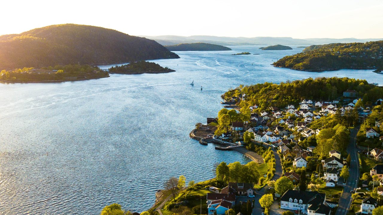 Dronebilde over Oslofjorden og Drøbak.